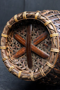 味わい深い風合いの上品な佇まいをした花カゴ　DC8858