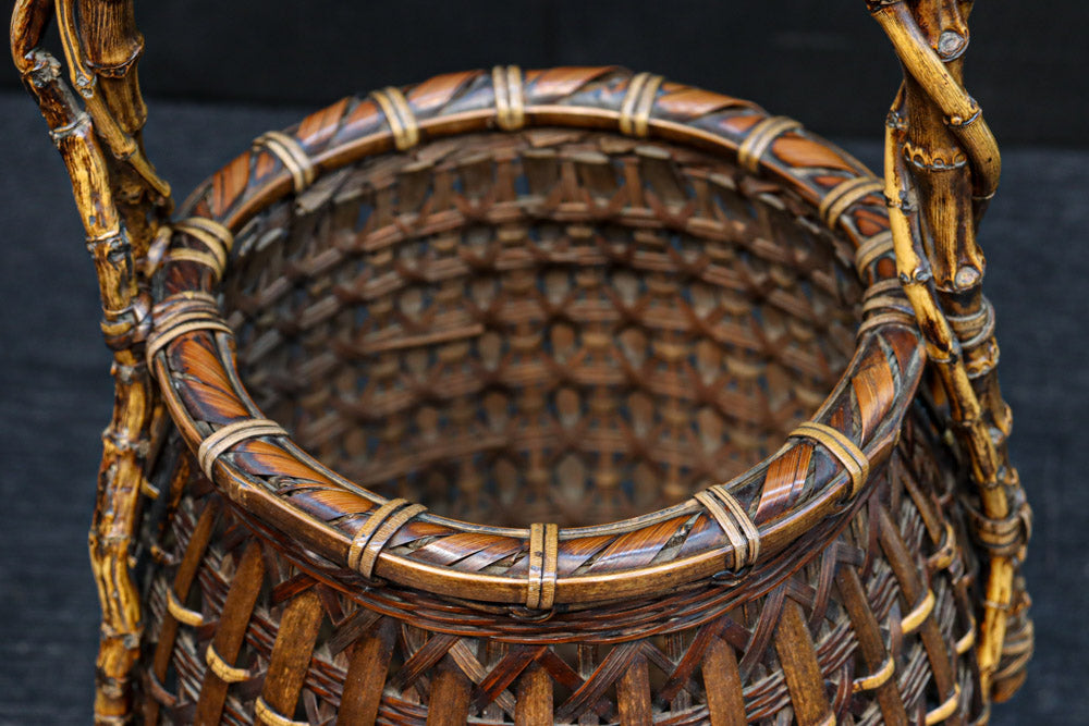 味わい深い風合いの上品な佇まいをした花カゴ　DC8858