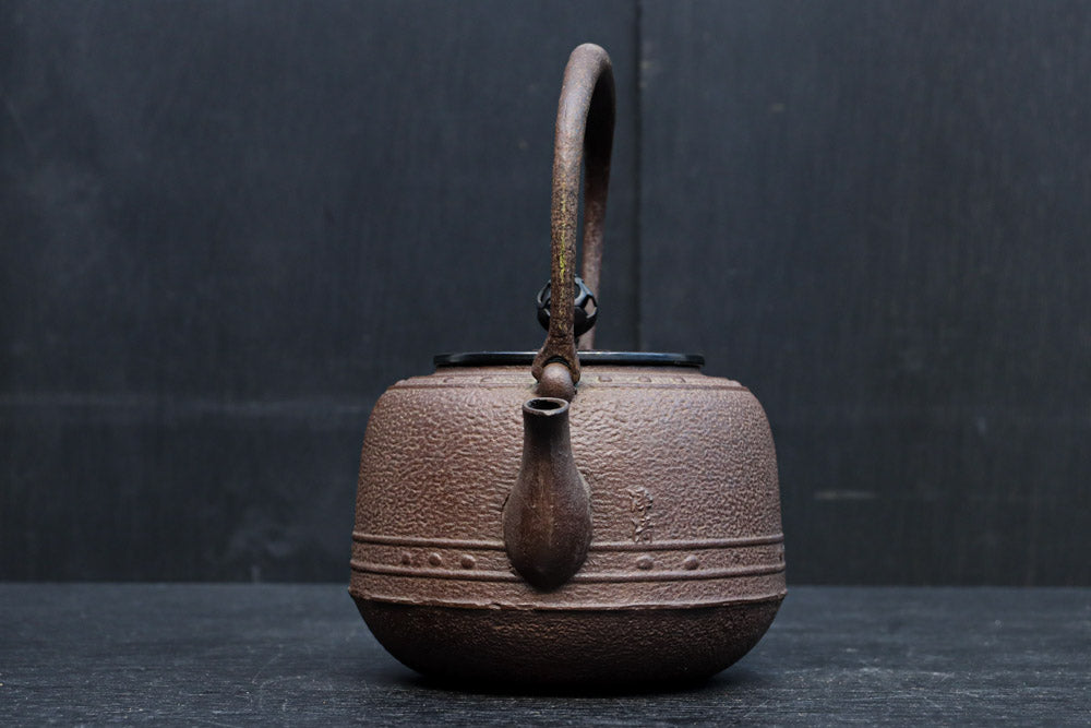 シンプルな装飾で風情ある｢浄清｣銘入り鉄瓶　DC8861