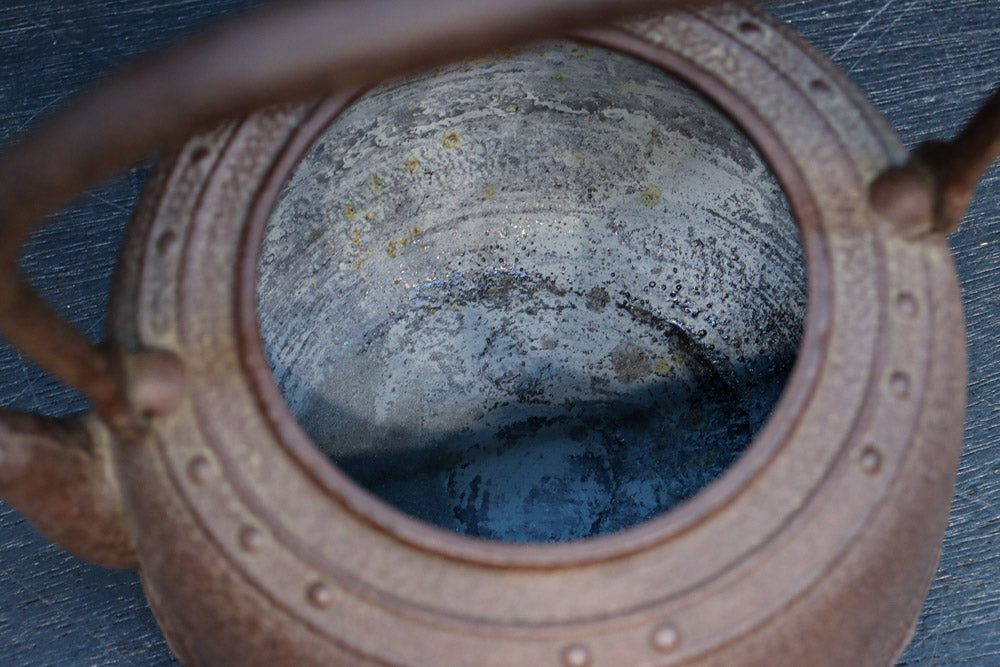 シンプルな装飾で風情ある｢浄清｣銘入り鉄瓶　DC8861