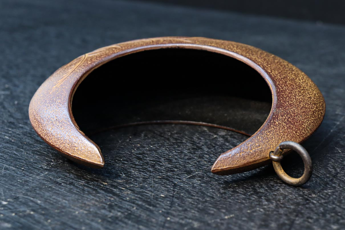 ススキ模様の花器をお猿さんが支える吊るし花器セット　DC8862　在庫1個