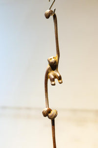 ススキ模様の花器をお猿さんが支える吊るし花器セット　DC8862　在庫1個