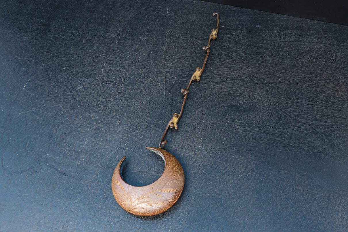 ススキ模様の花器をお猿さんが支える吊るし花器セット　DC8862　在庫1個