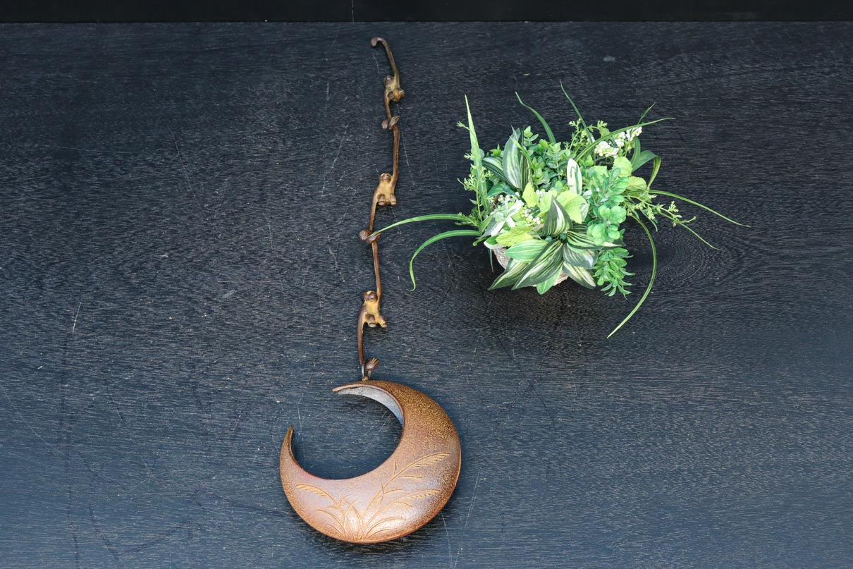 ススキ模様の花器をお猿さんが支える吊るし花器セット　DC8862　在庫1個