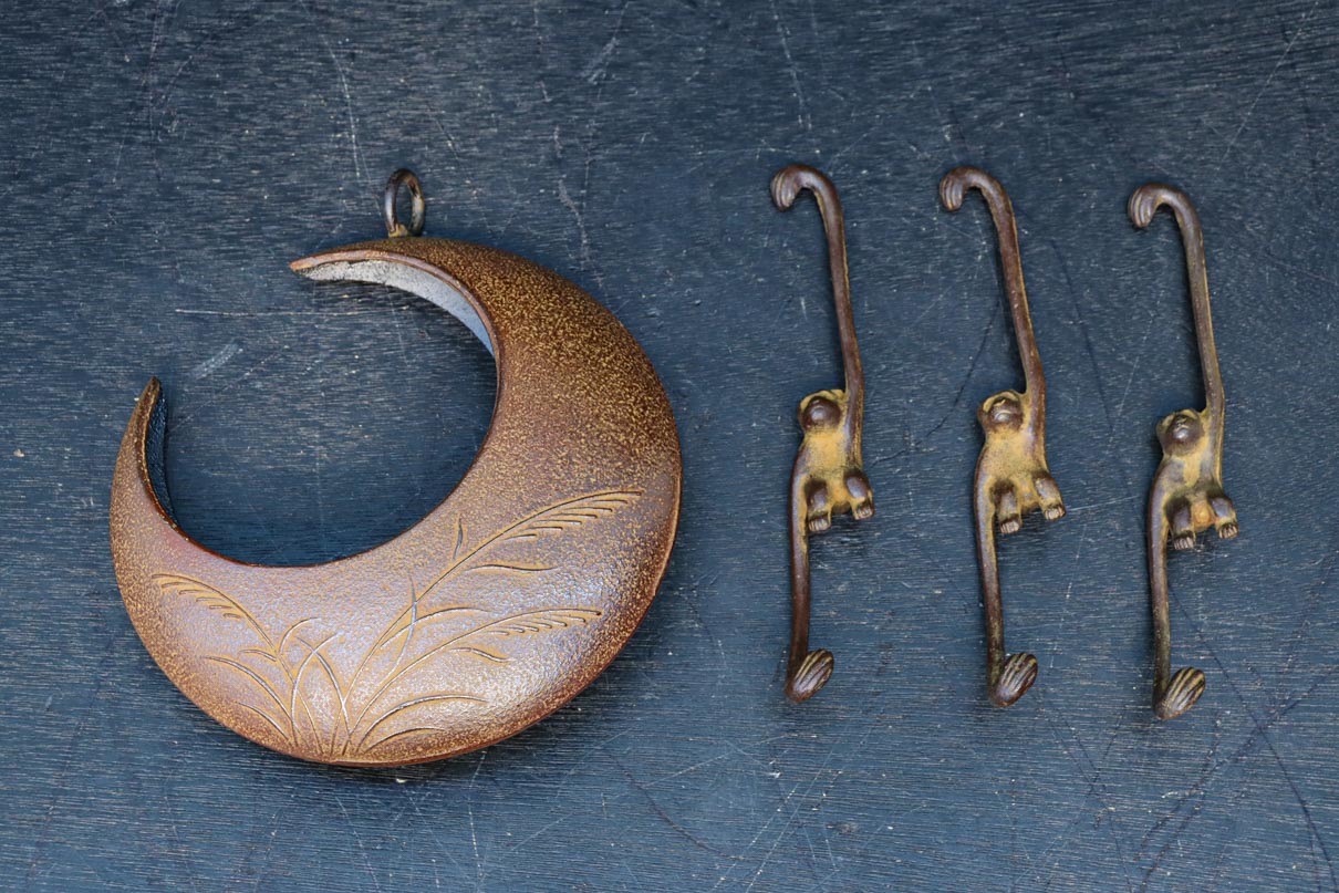 ススキ模様の花器をお猿さんが支える吊るし花器セット　DC8862　在庫1個