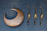 ススキ模様の花器をお猿さんが支える吊るし花器セット　DC8862　在庫1個