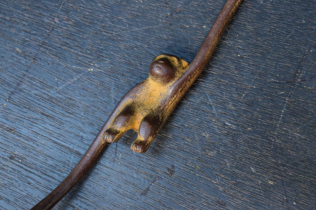 ススキ模様の花器をお猿さんが支える吊るし花器セット　DC8862　在庫1個