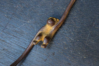 ススキ模様の花器をお猿さんが支える吊るし花器セット　DC8862　在庫1個