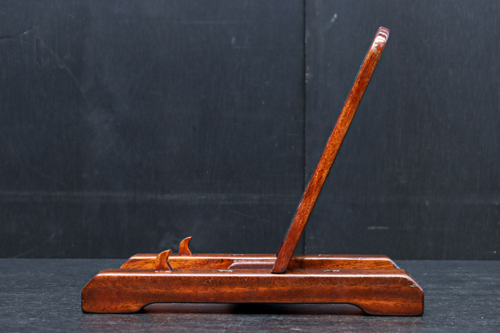 赤みある色彩に杢目が浮かぶ大型皿立て　DC8871