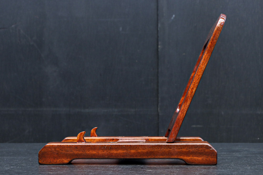 赤みある色彩に杢目が浮かぶ大型皿立て　DC8871