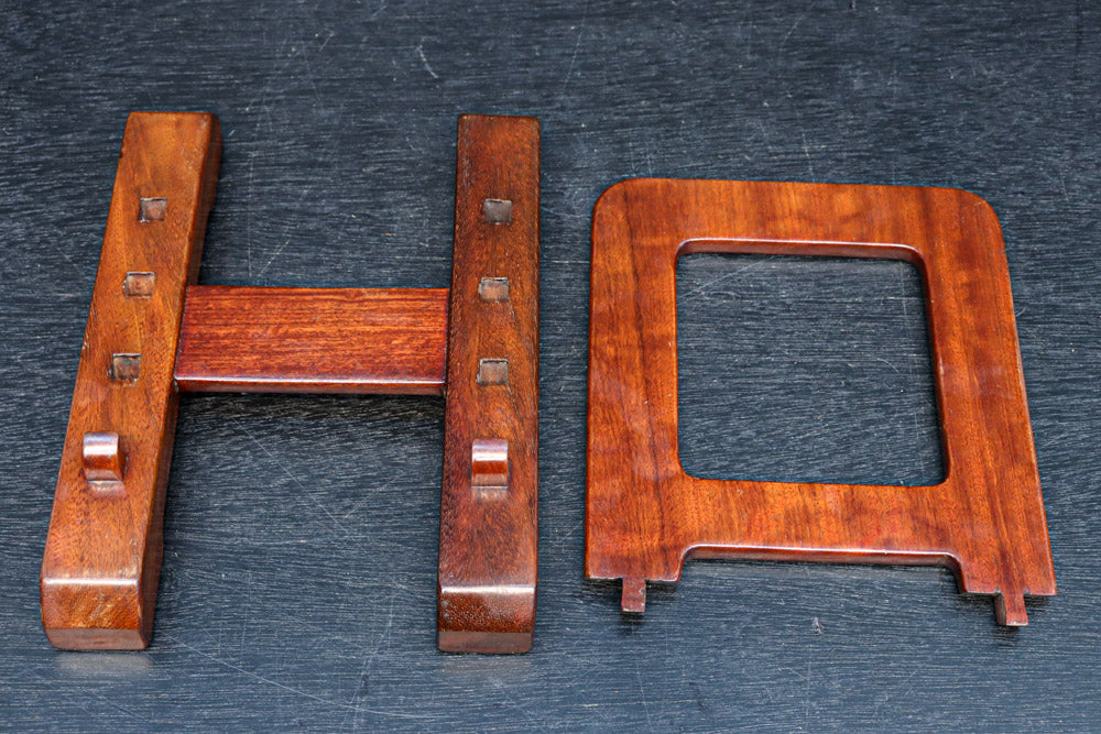 赤みある色彩に杢目が浮かぶ大型皿立て　DC8871