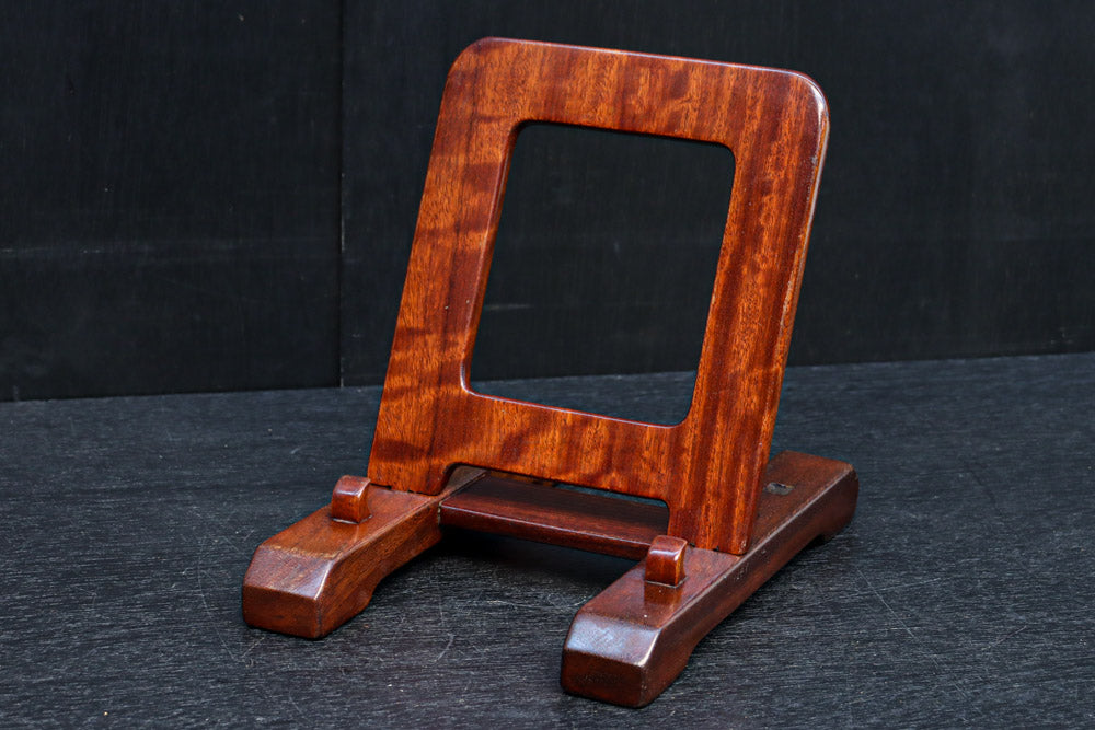 赤みある色彩に杢目が浮かぶ大型皿立て　DC8871