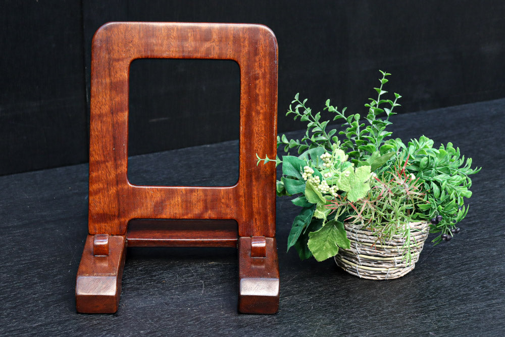 赤みある色彩に杢目が浮かぶ大型皿立て　DC8871