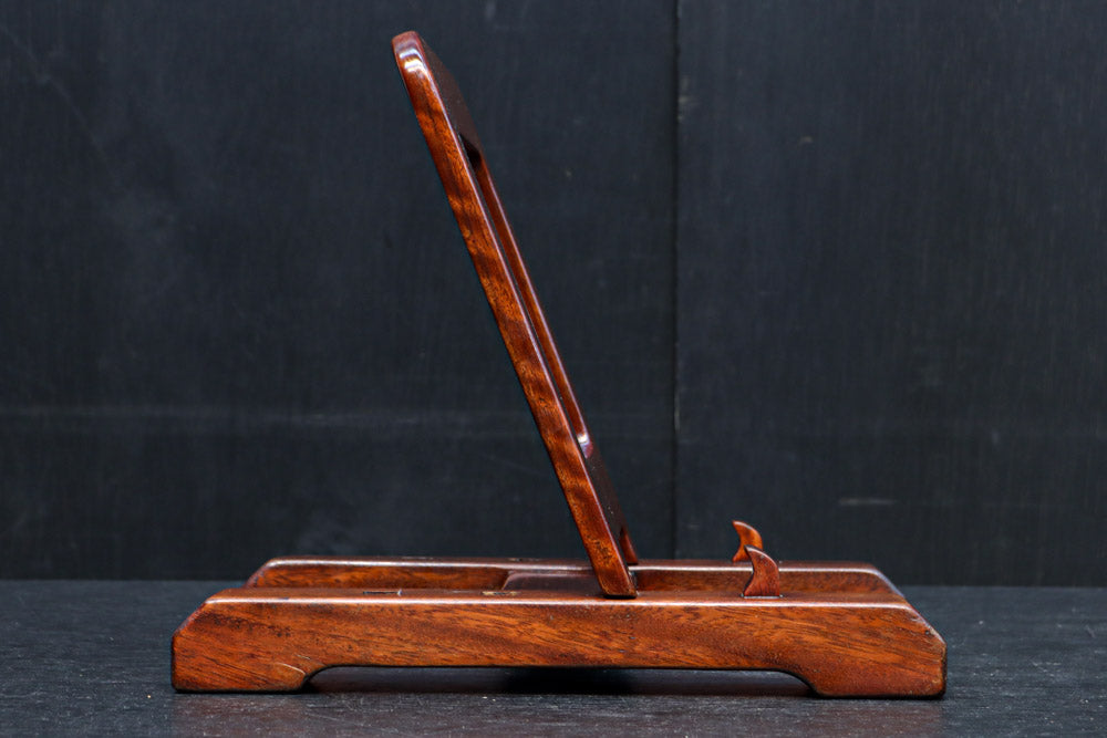 赤みある色彩に杢目が浮かぶ大型皿立て　DC8871