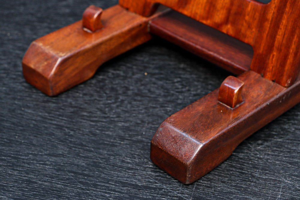 赤みある色彩に杢目が浮かぶ大型皿立て　DC8871