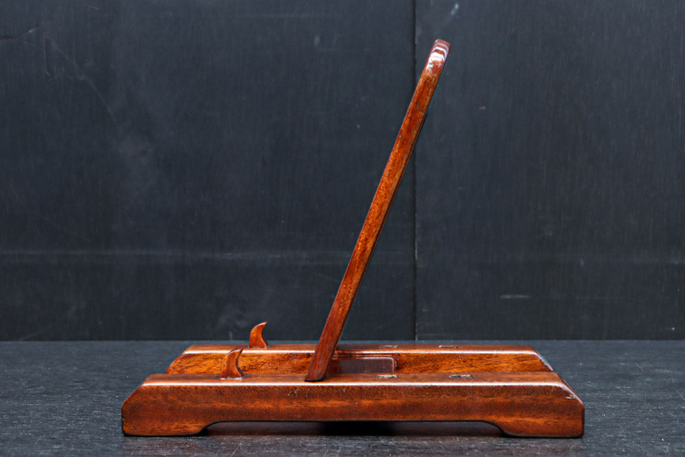 赤みある色彩に杢目が浮かぶ大型皿立て　DC8871