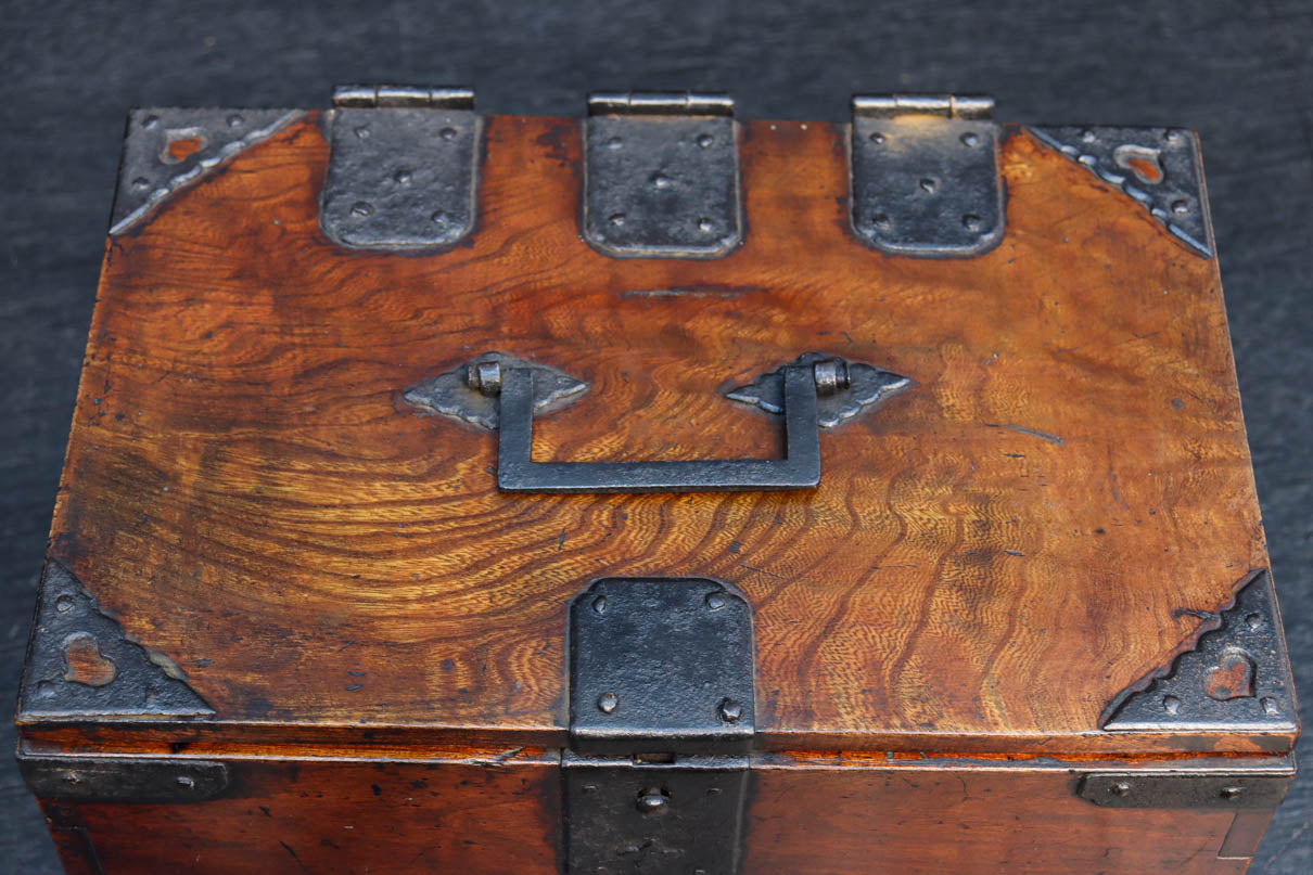 時代の風合いが味わいのある硯箱(鍵付き)　DC8879