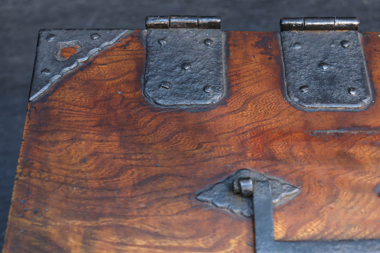 時代の風合いが味わいのある硯箱(鍵付き)　DC8879