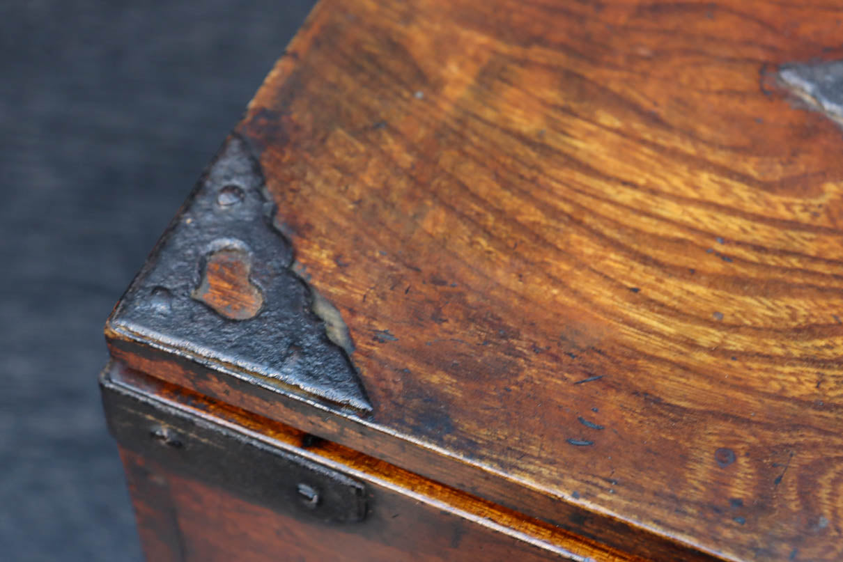 時代の風合いが味わいのある硯箱(鍵付き)　DC8879