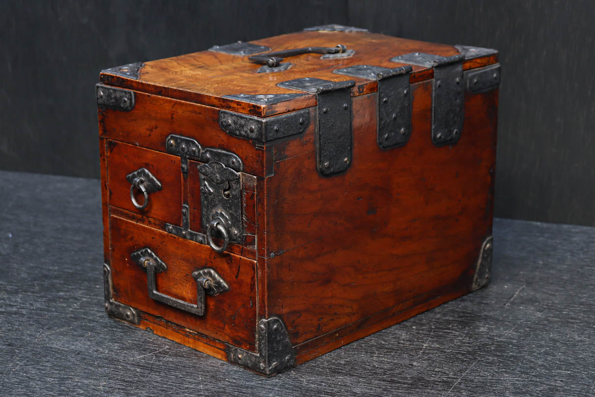 時代の風合いが味わいのある硯箱(鍵付き)　DC8879