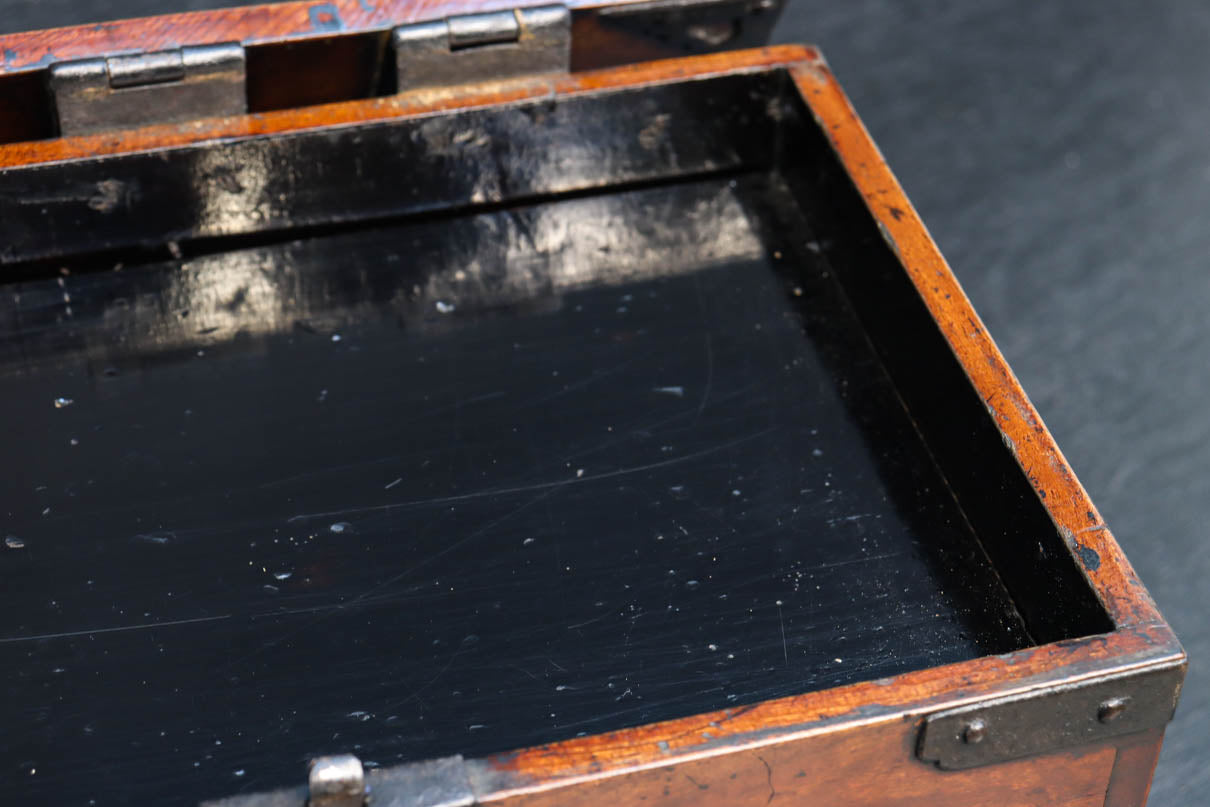 時代の風合いが味わいのある硯箱(鍵付き)　DC8879