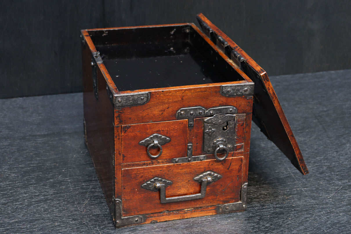 時代の風合いが味わいのある硯箱(鍵付き)　DC8879