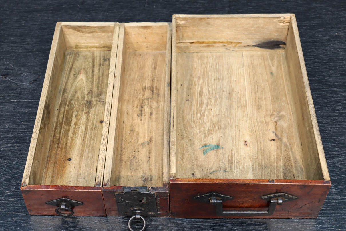 時代の風合いが味わいのある硯箱(鍵付き)　DC8879