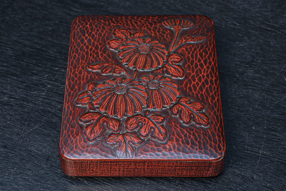 菊の花が美しく描かれた鎌倉彫の硯箱　DC8880