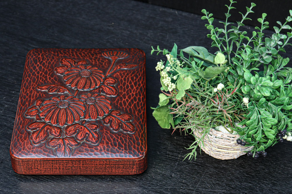 菊の花が美しく描かれた鎌倉彫の硯箱　DC8880