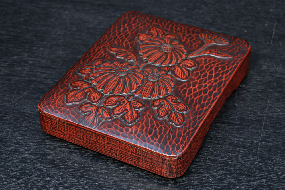 菊の花が美しく描かれた鎌倉彫の硯箱　DC8880