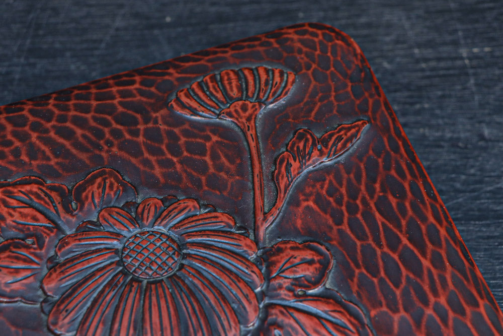 菊の花が美しく描かれた鎌倉彫の硯箱　DC8880