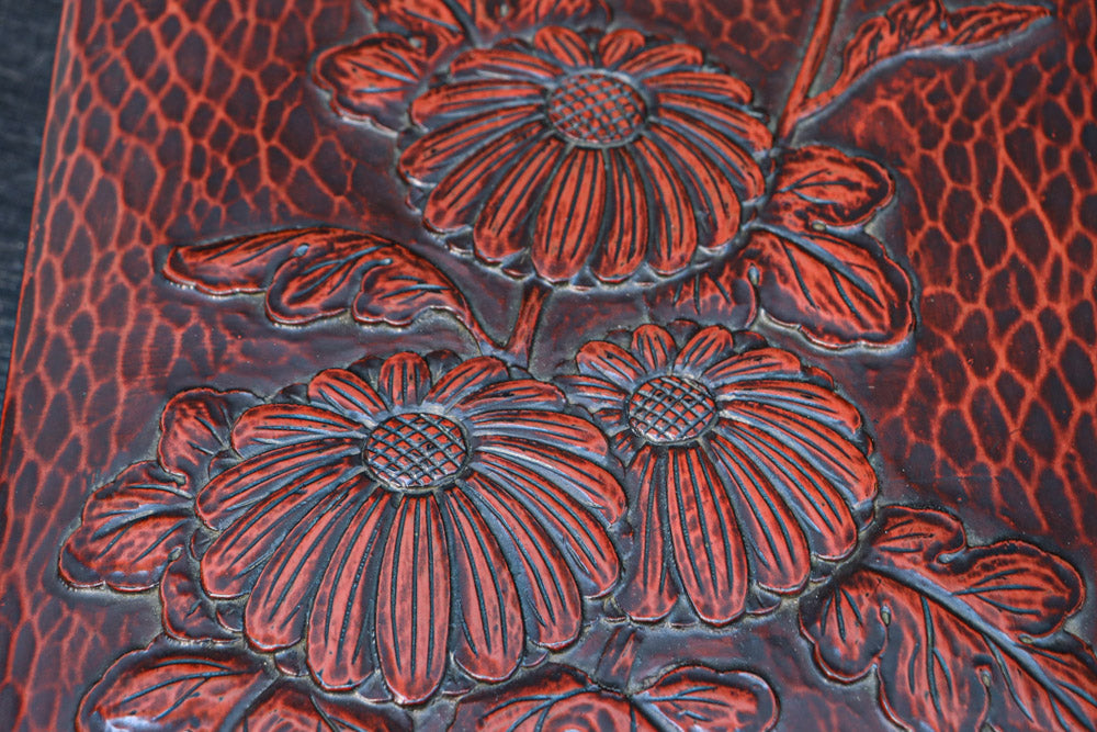 菊の花が美しく描かれた鎌倉彫の硯箱　DC8880