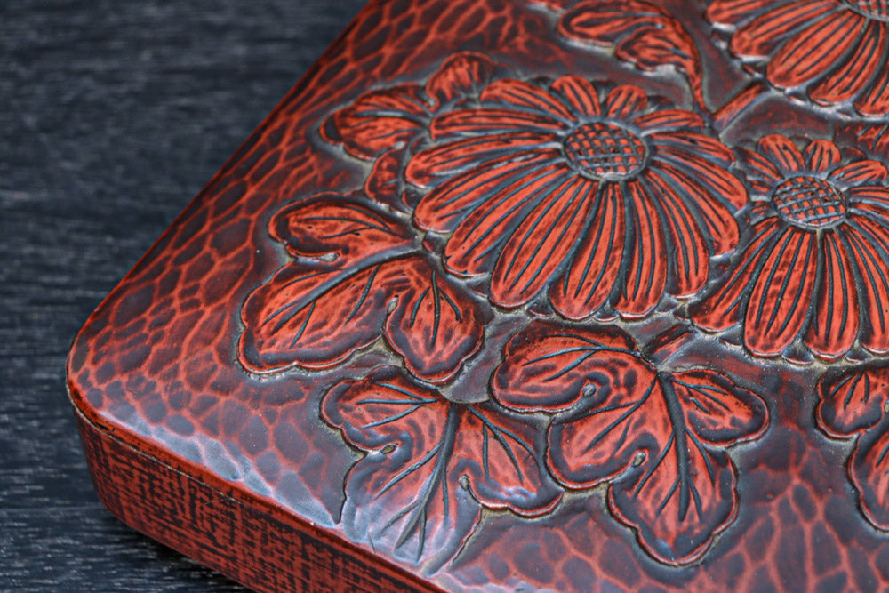 菊の花が美しく描かれた鎌倉彫の硯箱　DC8880