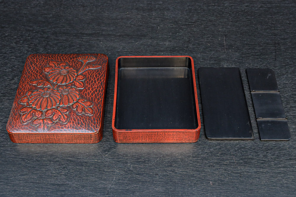 菊の花が美しく描かれた鎌倉彫の硯箱　DC8880