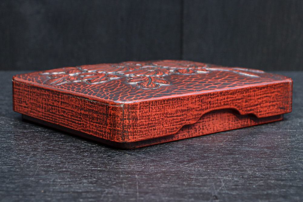 菊の花が美しく描かれた鎌倉彫の硯箱　DC8880