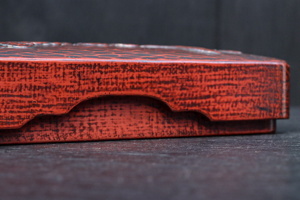 菊の花が美しく描かれた鎌倉彫の硯箱　DC8880