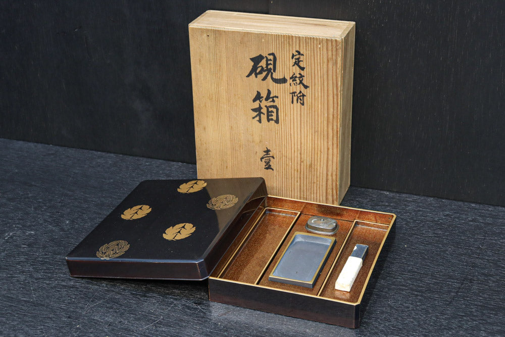 蒔絵の紋様が描かれた格調ある硯箱(共箱付き)　DC8881