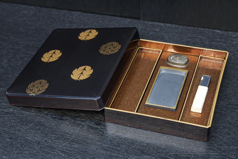 蒔絵の紋様が描かれた格調ある硯箱(共箱付き)　DC8881