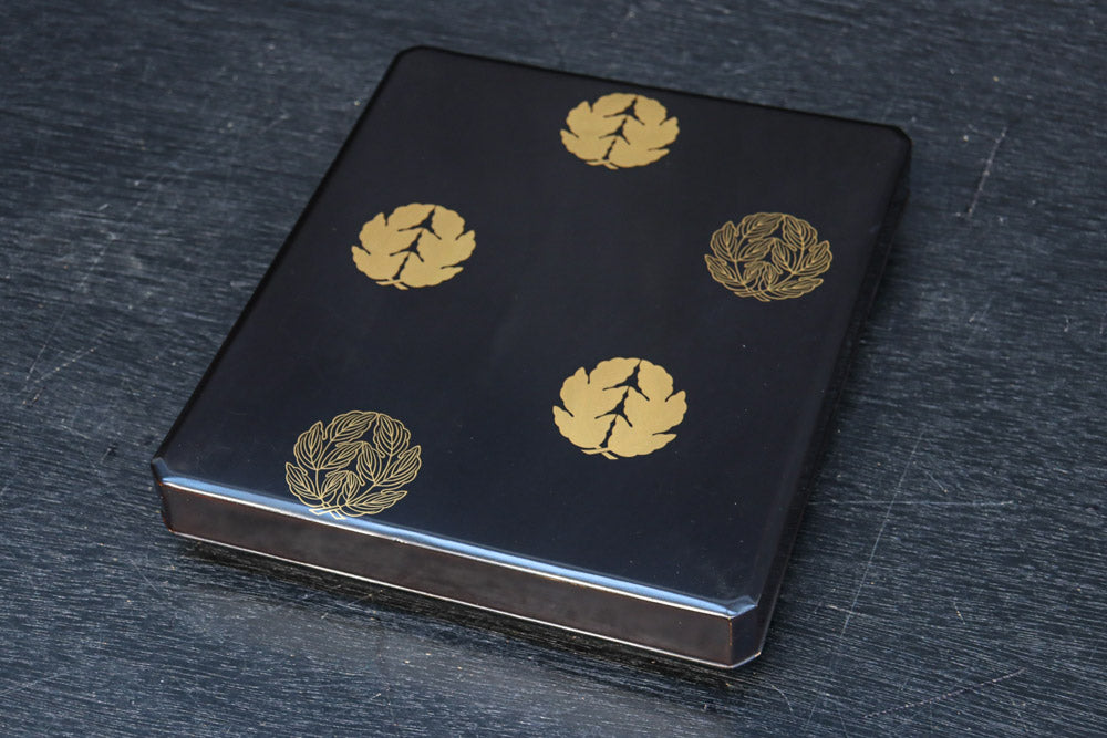 蒔絵の紋様が描かれた格調ある硯箱(共箱付き)　DC8881