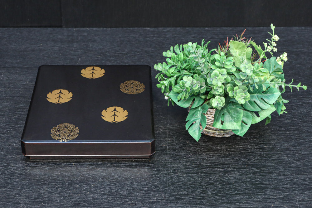 蒔絵の紋様が描かれた格調ある硯箱(共箱付き)　DC8881