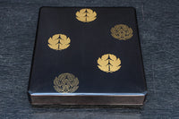 蒔絵の紋様が描かれた格調ある硯箱(共箱付き)　DC8881