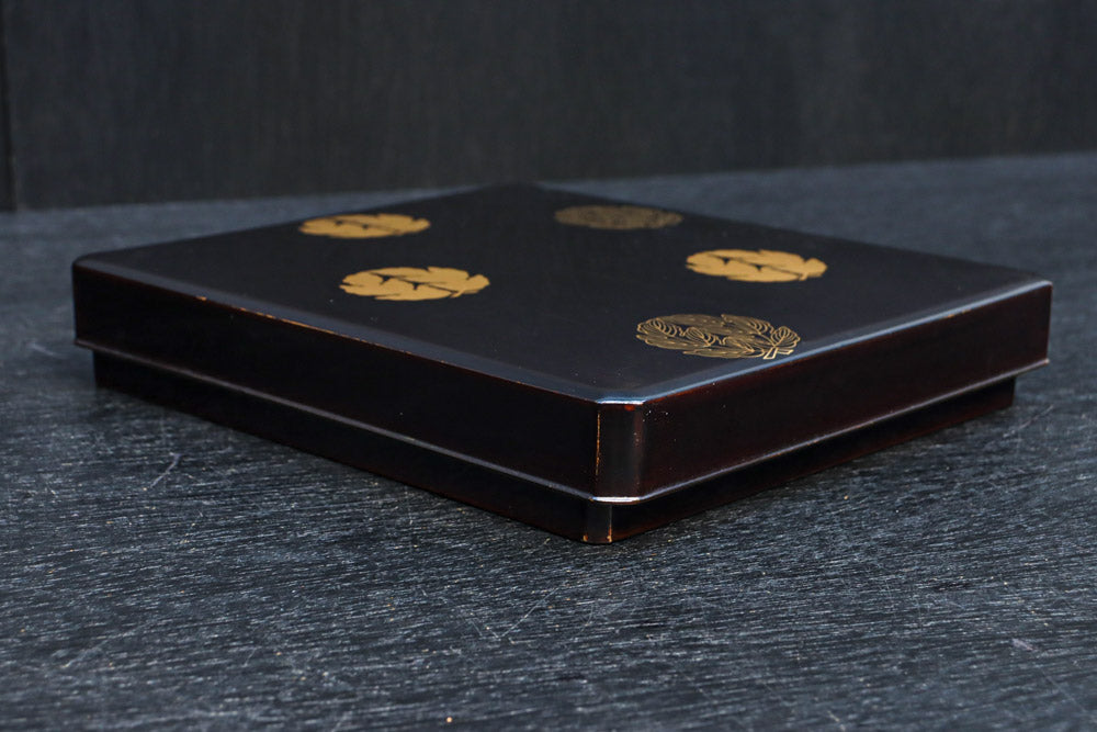 蒔絵の紋様が描かれた格調ある硯箱(共箱付き)　DC8881