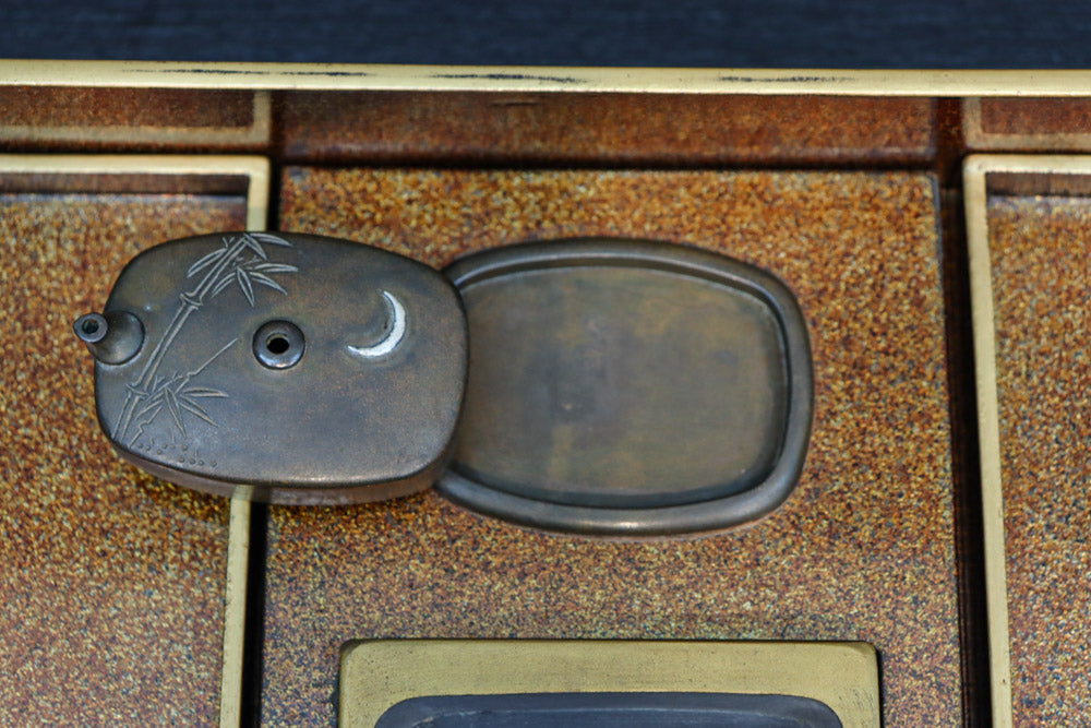 蒔絵の紋様が描かれた格調ある硯箱(共箱付き)　DC8881