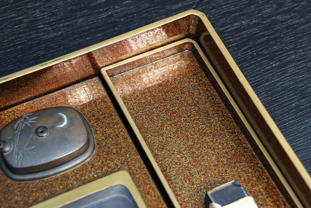 蒔絵の紋様が描かれた格調ある硯箱(共箱付き)　DC8881