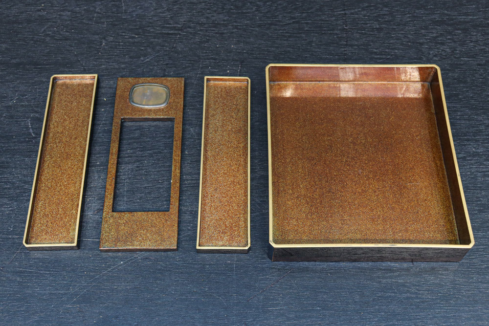 蒔絵の紋様が描かれた格調ある硯箱(共箱付き)　DC8881