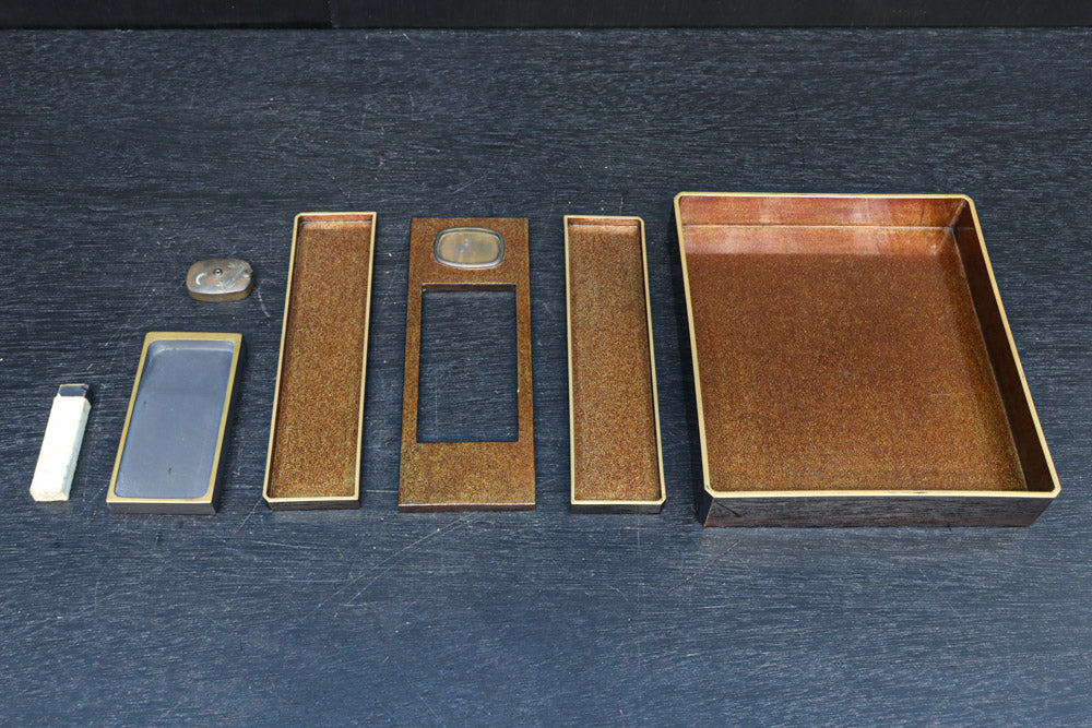 蒔絵の紋様が描かれた格調ある硯箱(共箱付き)　DC8881