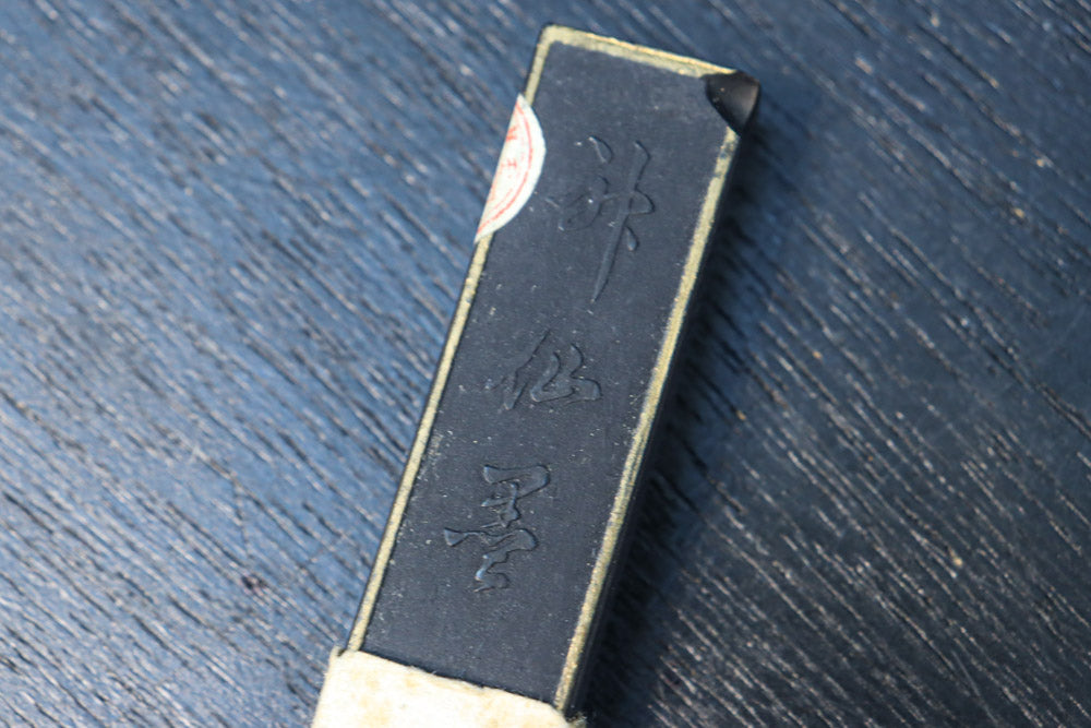 蒔絵の紋様が描かれた格調ある硯箱(共箱付き)　DC8881