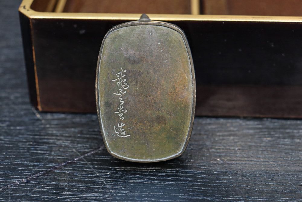 蒔絵の紋様が描かれた格調ある硯箱(共箱付き)　DC8881