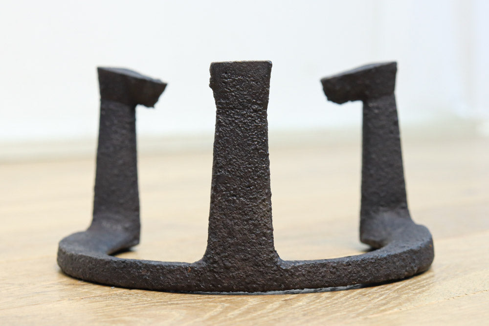 小振りながらも存在感ある五徳　DC8882