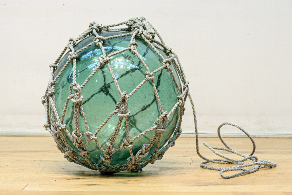 気泡入りの和ガラス球を縄で包んだ浮き球　DC8883